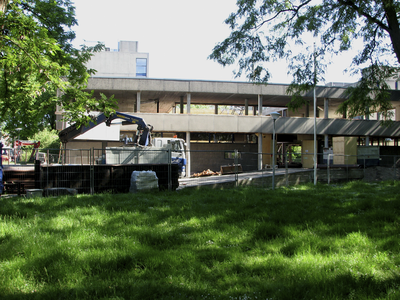 905334 Gezicht op het gebouw van Het Utrechts Archief (Alexander Numankade 199) te Utrecht, dat gestript wordt voor een ...